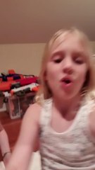 Sophia e Isabella Fazendo Ginástica