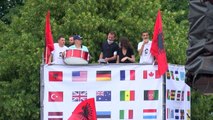 Protesta e Vetëvendosjes/ Mijëra vetë në shesh në 15 vjetorin e VV. Pas Tiranës, degë edhe në Shkup