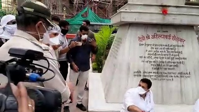 भाजपाईयो को सद्बुद्धि दो, कांग्रेसी कर रहे देवी अहिल्या से प्रार्थना