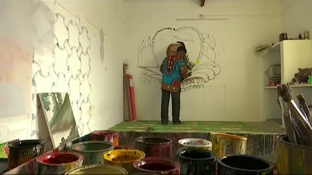 Un pintor de camiones paquistaní dibuja un mural en homenaje a George Floyd