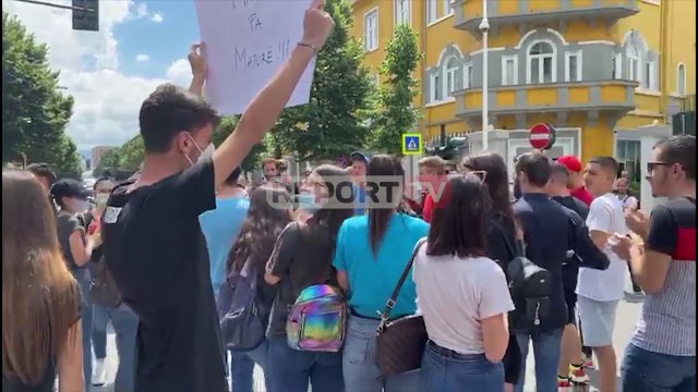 Report TV -Maturantët vijojnë sërish protestën përpara Ministrisë së Arsimit