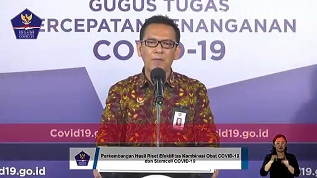 Dokter patologi klinik memeriksa sampel media pembawa virus Corona. (Ilustrasi)