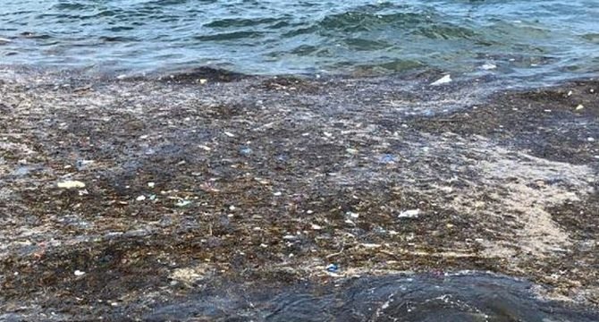 Caddebostan sahilinde çöpler dikkat çekti