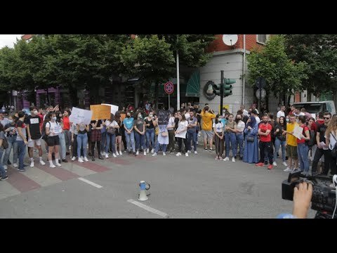 Ora News - Maturantët nuk ndalin protestën, qëllojnë me vezë drejt ministrisë