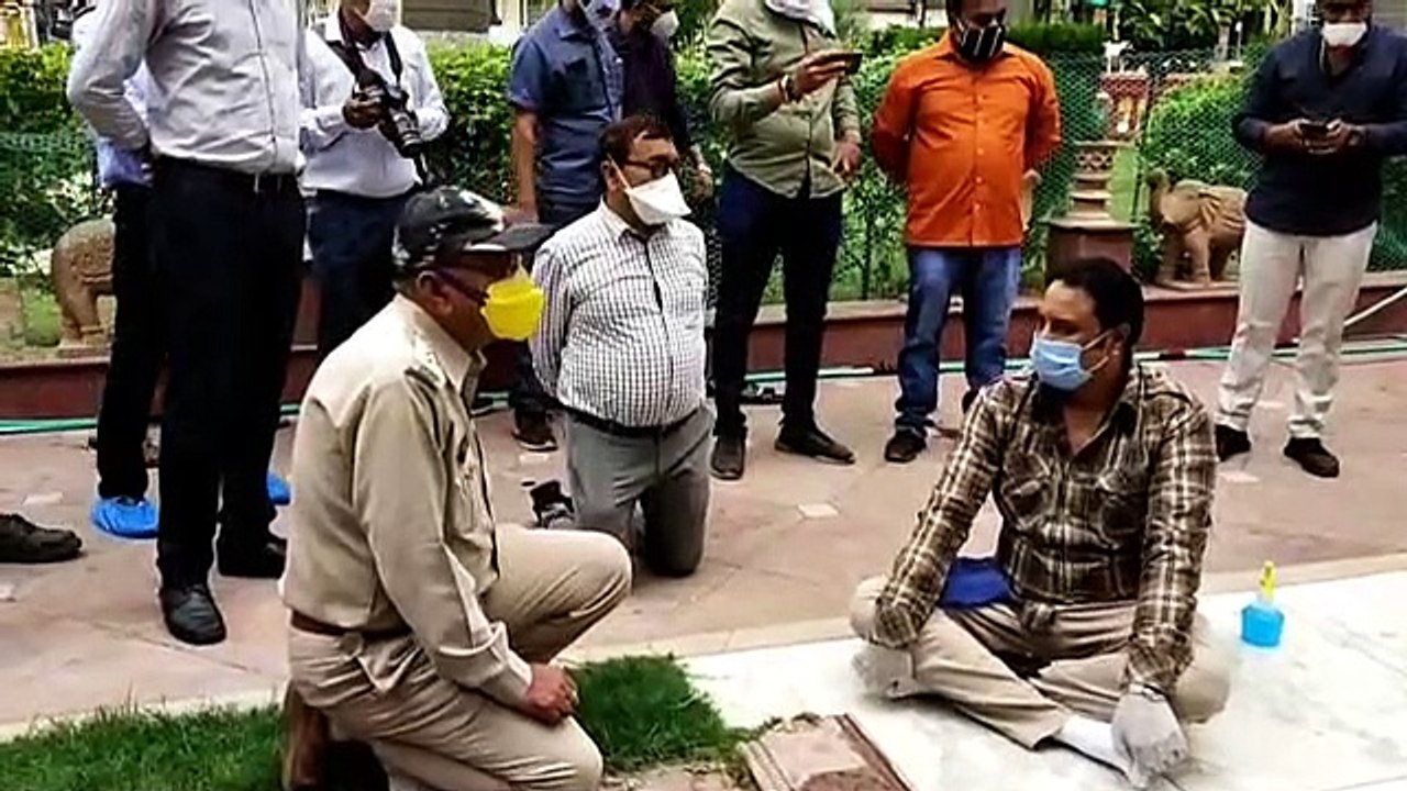 धरना दे रहे कांग्रेस विधायकों के सामने SDM ने घुटने टेके, कलेक्टर ने SDM को थमाया नोटिस