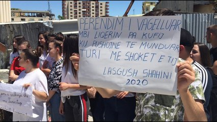 Report TV -Maturantët e Fierit në protestë, pankarta ironike për ministren: Lasgush Shahini