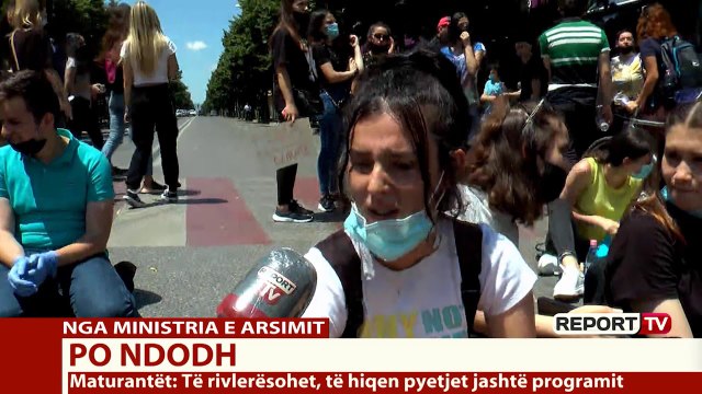 Ngjitur me njëri- tjetrin e pa maska, maturantët bllokojnë rrugën: Të rivlerësohet testi i gjuhës