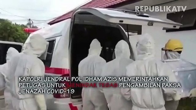 Petugas kepolisian melakukan simulasi pemakaman jenazah pasien positif positif COVID-19.