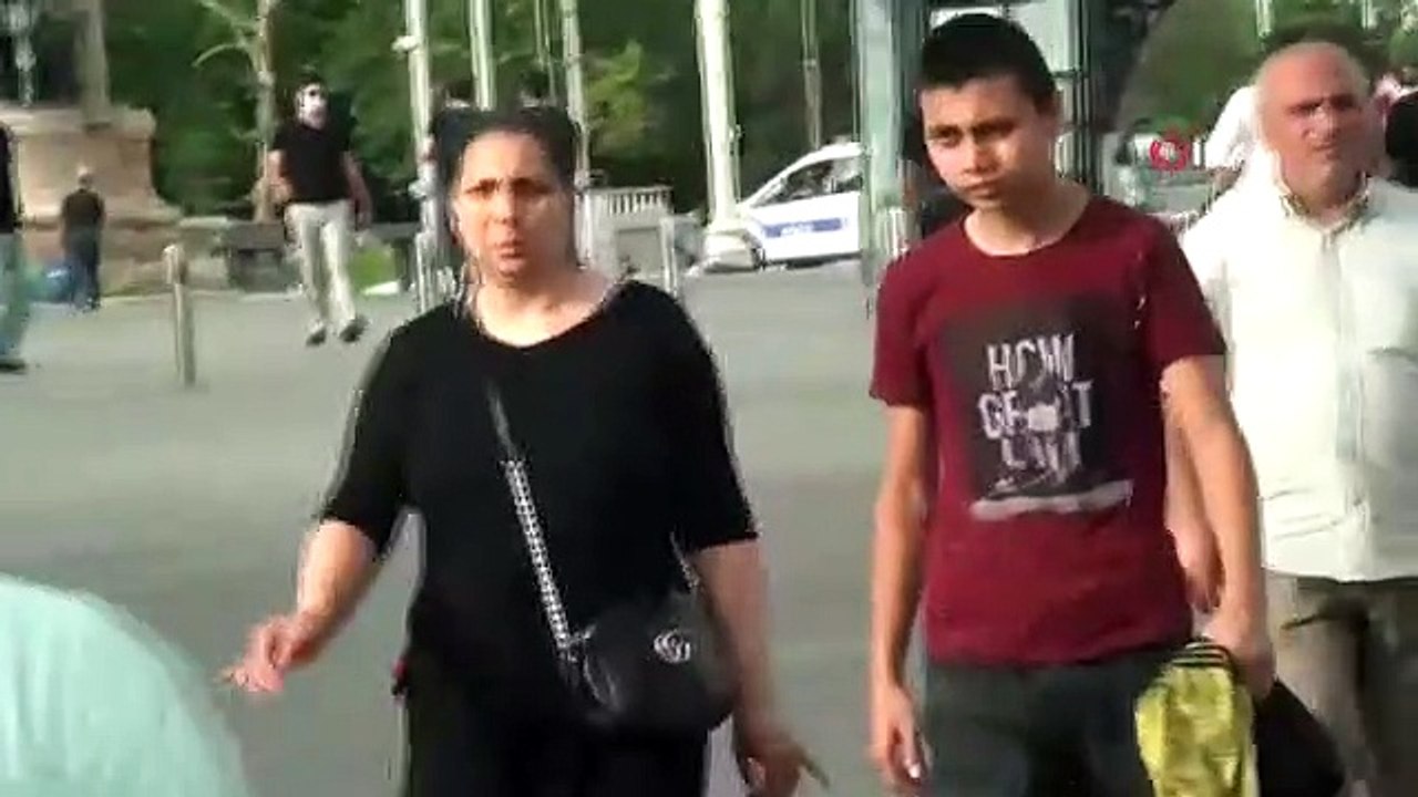 Taksim’deki görüntüler şaşkına çevirdi! Kimi maskeyi başına kimi de bileğine taktı