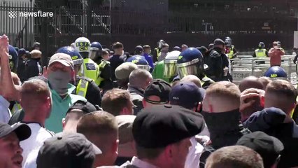 Violence breaks out between police and far-right protesters in London