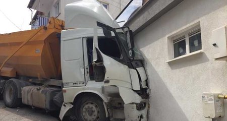 Eskişehir'de hafriyat kamyonu binaya daldı!