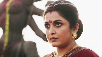 போலீசார் சந்தேகம்: மதுபான பாட்டில்களுடன் நடிகையின் காரில் 🚓