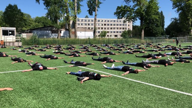 200 indépendants réunis pour une action symbolique sur le terrain de foot de Solières