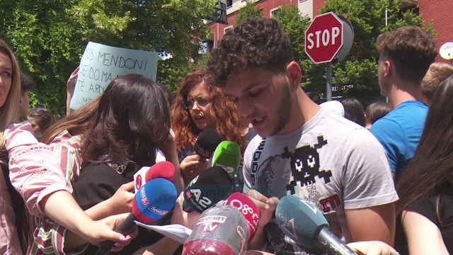 Maturantët sërish në protestë/ Të rinjtë bllokojnë rrugën para Ministrisë së Arsimit - Vizion Plus