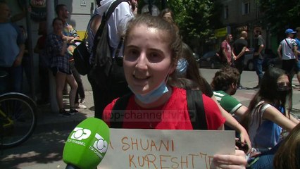 Maturantët në protestë/ Bllokojnë rrugët të pakënaqur me provimet