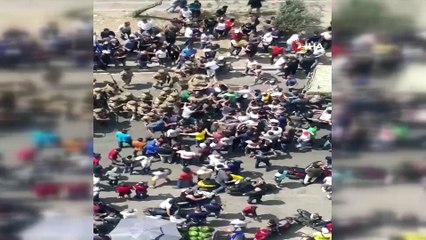 - Lübnanlı protestocular Esad rejimine yardım olarak gönderilen kamyonların yolunu kesti