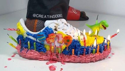 下载视频: Designer uses everyday items to transform sneakers