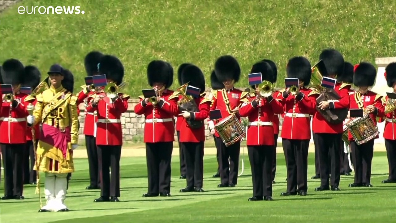 Corona statt Krone: Queen feiert 94. mit 'Mini-Trooping'