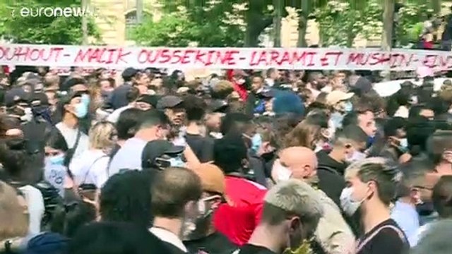 Тысячи людей в Париже протестуют против расизма и полицейского произвола