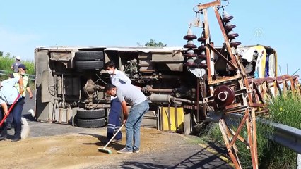 Elektrik direğine çarpan midibüs uçuruma devrilmekten son anda kurtuldu - TEKİRDAĞ