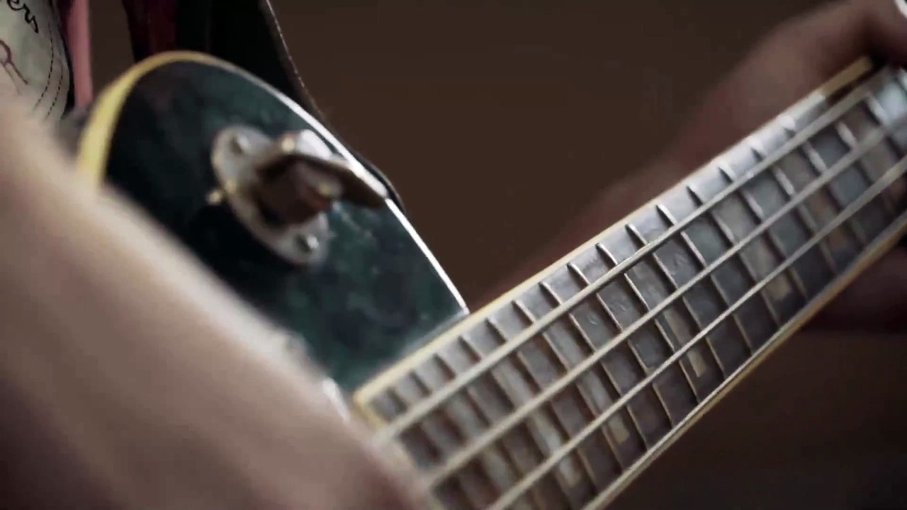 3)	Music.  Guitar Bass. Family Tradition. Silent Partner	Country et folk.  Romantique