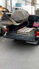 Ils essaient de charger un rocher énorme dans un 4x4 : mauvaise idée