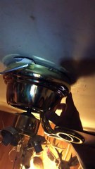 Regardez ce qu'il trouve bien caché dans le socle du lustre au plafond