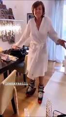 Η Αλεξάνδρα Παλαιολόγου με μπουρνούζι και Kangoo Shoes - Θα πάθεις πλάκα!