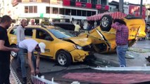 İki taksinin çarpıştığı kazada sürücüler yaralandı - İZMİR