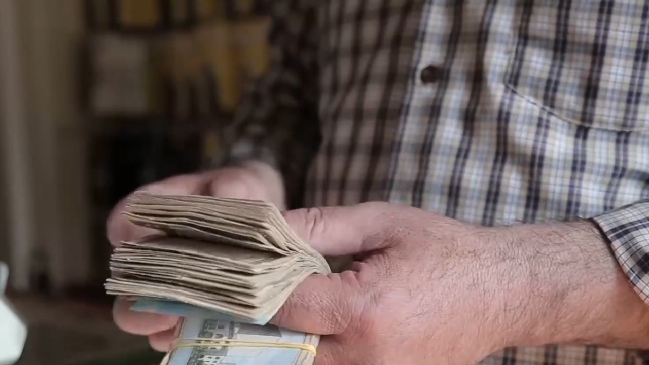 سعر صرف الليرة السورية يواصل انخفاضه أمام الدولار