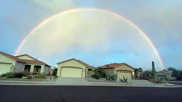 Arc-en-ciel parfait au coucher du soleil