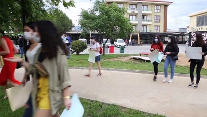 Muğla'da, üniversiteli kız öğrenciler, kadın cinayetlerine tepki gösterdi