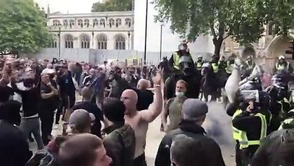 Cargas en los alrededores de la estatua a Winston Churchill en Londres