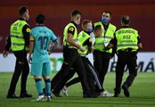 Un hincha con la camiseta de Argentina invadió la cancha en el partido del Barcelona