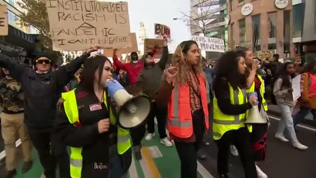 Ambiente festivo en la marcha antirracista en Auckland (Nueva Zelanda)