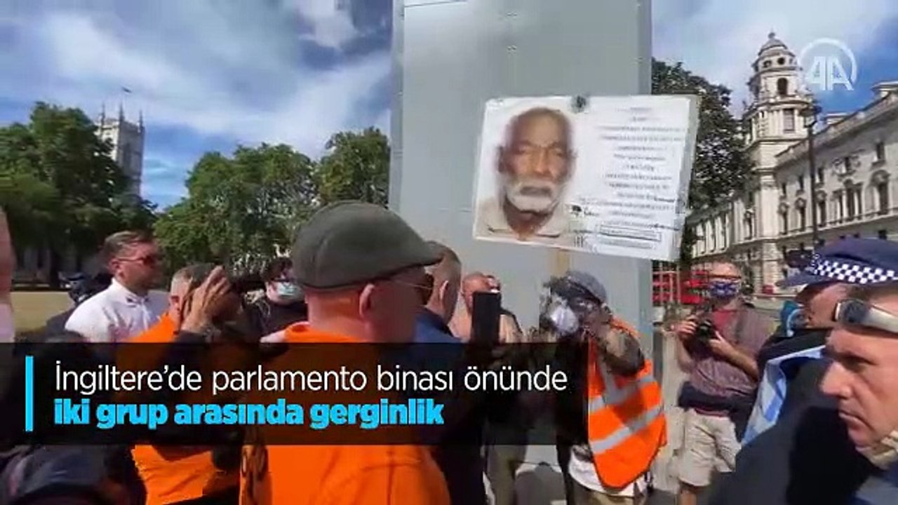 İngiltere’de parlamento binası önünde iki grup arasında gerginlik