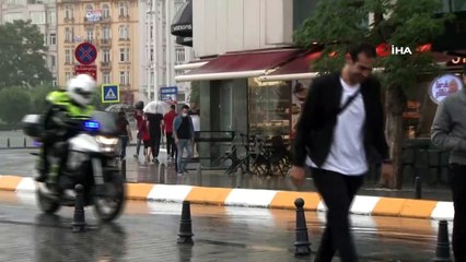 Taksim’de sağanak yağış etkili oldu