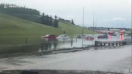 Tải video: Flash flooding hits Calgary in Canada after tornadoes touch down