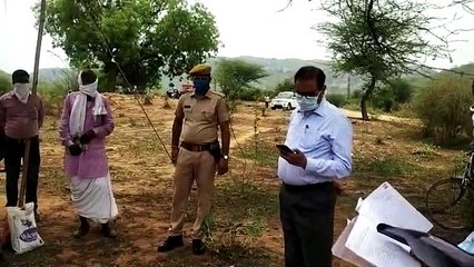 हाजिरी में गड़बड़ी पर दो मेटों को हटाया