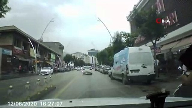 Yürekleri ağza getiren kaza kamerada...Yayalara çarpmamak için manevra yaptığı sırada motosikletten düştü, arabanın altında kalmaktan son anda kurtuldu