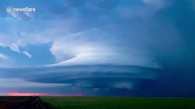 Storm chaser captures stunning time lapse of supercell thunderstorm in Kansas