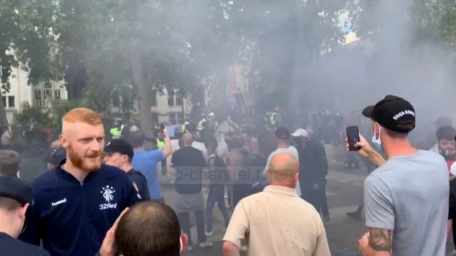 Top News - “Plas” në Londër e Paris, përleshje të ashpra me policinë!