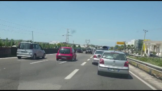 Qytetarët ‘dynden’ drejt Gjirit të Lalzit dhe Durrësit, trafik në autostradë