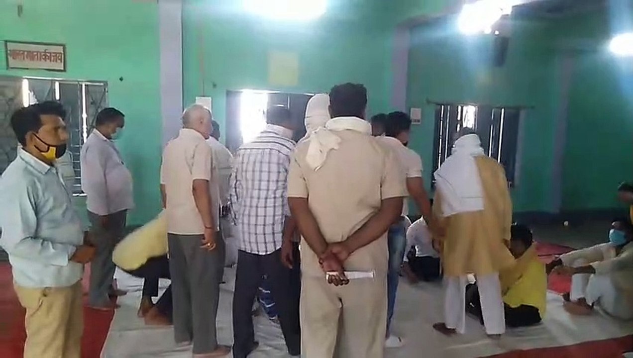 कैराना: विकास पत्र की बैठक में पहुंचे सांसद, उड़ाई गई सोशल डिस्टेंसिंग की धज्जियां