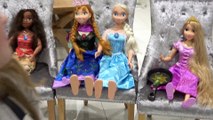 Sophia,  Isabella e Alice  Fazendo Copcake Recheados com Doces - Disney Princesas Rapunzel e Frozen