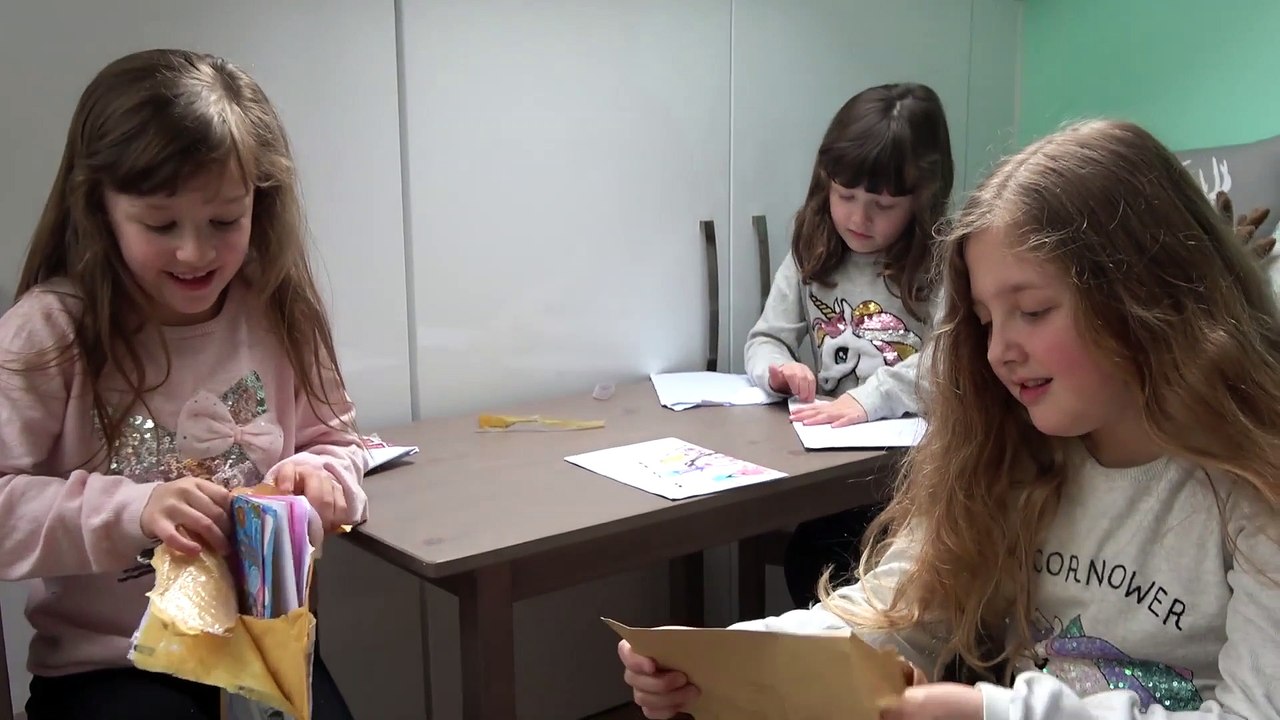 Sophia, Isabella  e Alice no Quarto do Bebê e Lendo Cartas
