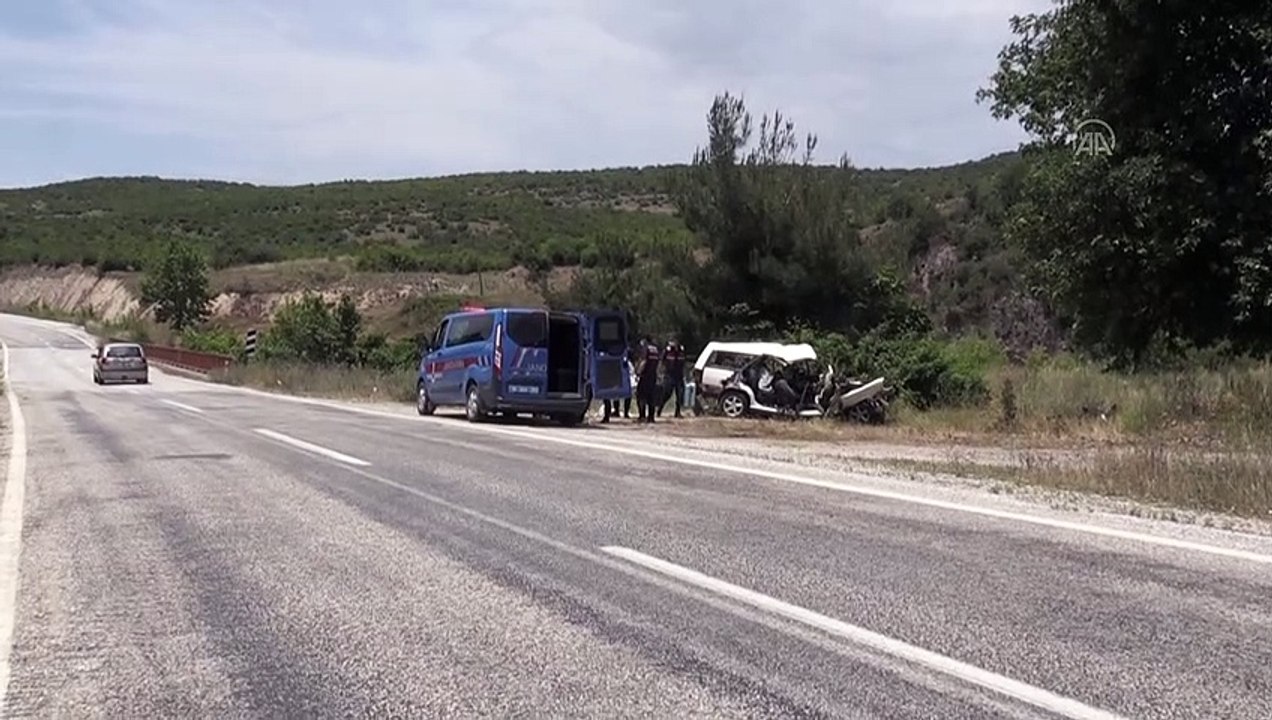 Balıkesir'de otomobil köprünün korkuluklarına çarptı: 6 ölü