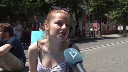 Maturantët para Ministrisë së Arsimit: S’janë plotësuar kërkesat tona - Vizion Plus