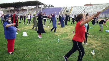 'Mesafe spora engel değil' diyen anneler stadyumda spor yaptı - KOCAELİ