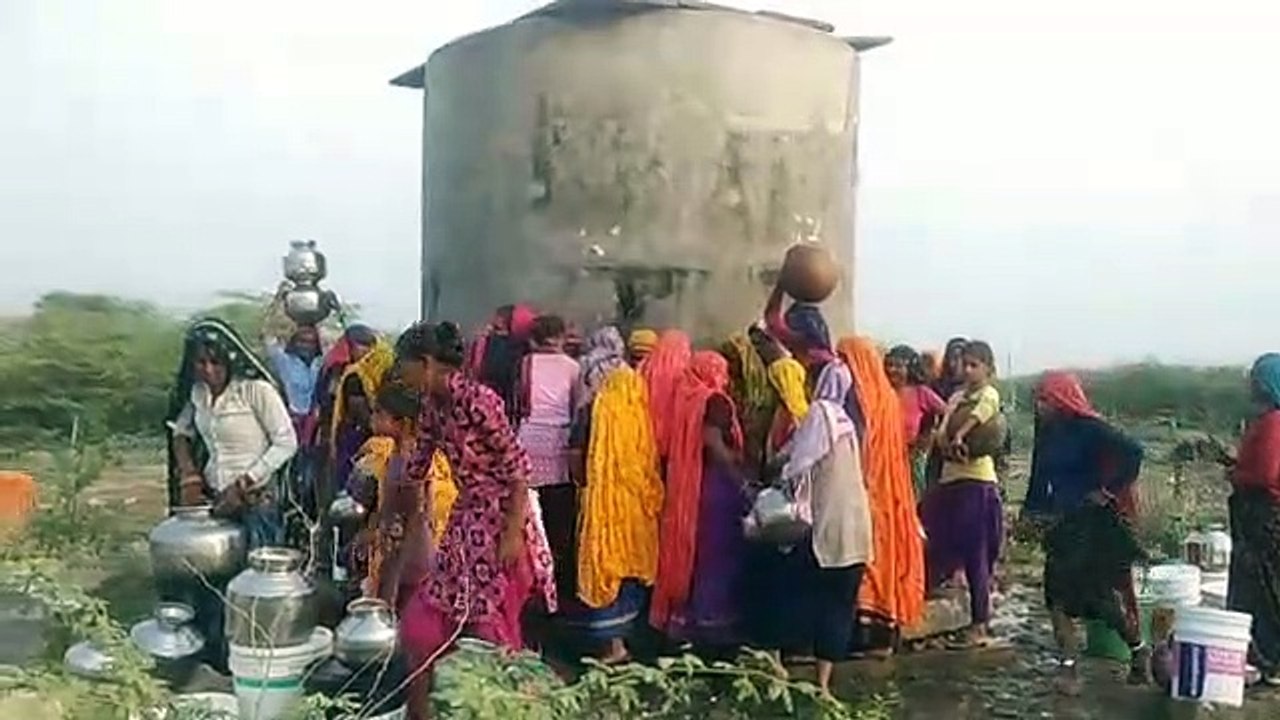 तीन दिन से नहीं आया पानी ग्रामीणों को साथ किलोम...